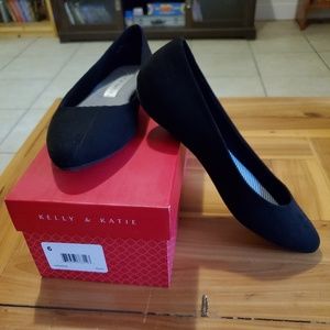 Size 6 Kelly & Katie Pirassa flats